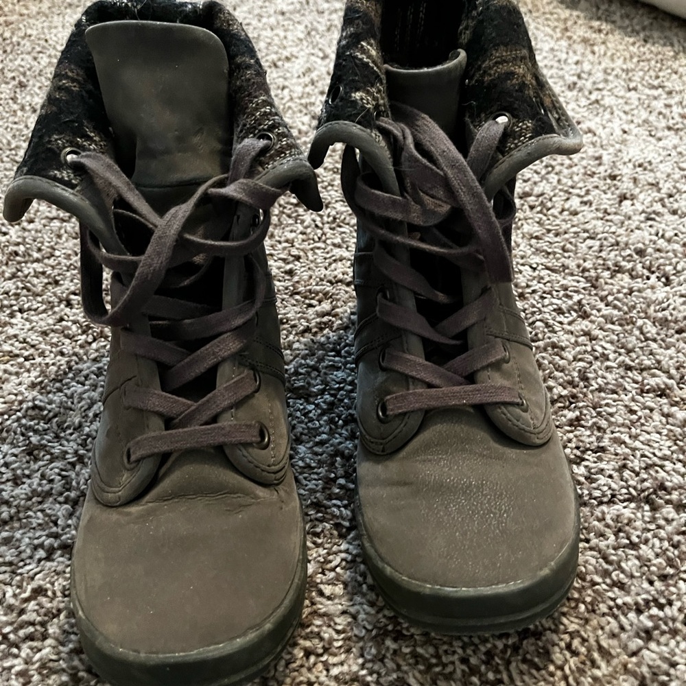 These are women’s boots size 6 used in great condition only worn a few times